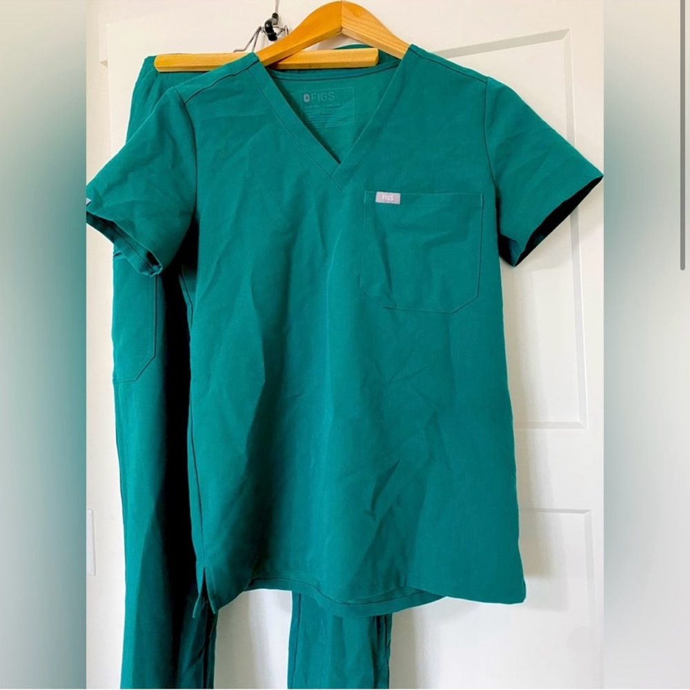 FIGS Emerald green scrub set